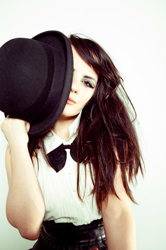 Jenna von Oÿ in a bowler hat